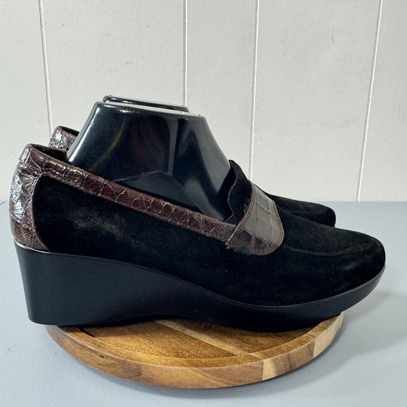 Donald J Pliner Womens Black Suede Leather Wedge Heel Loafers Size 9.5M Office - Picture 1 of 10